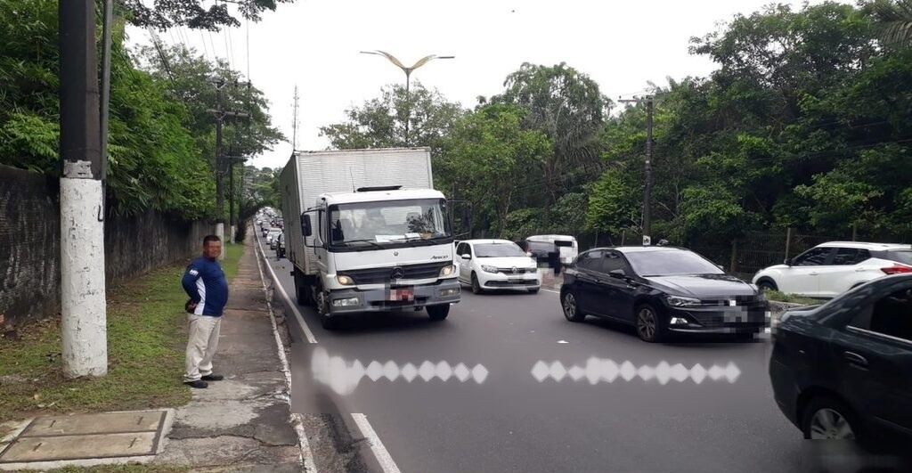 Caminhão em pane deixa trânsito caótico em Manaus