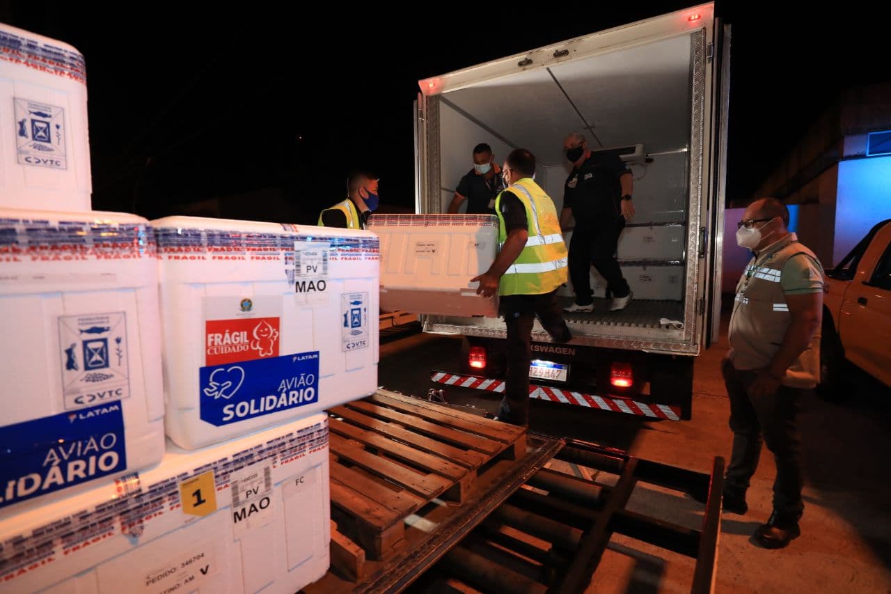 Amazonas recebe mais de 98 mil doses de vacina contra Covid-19