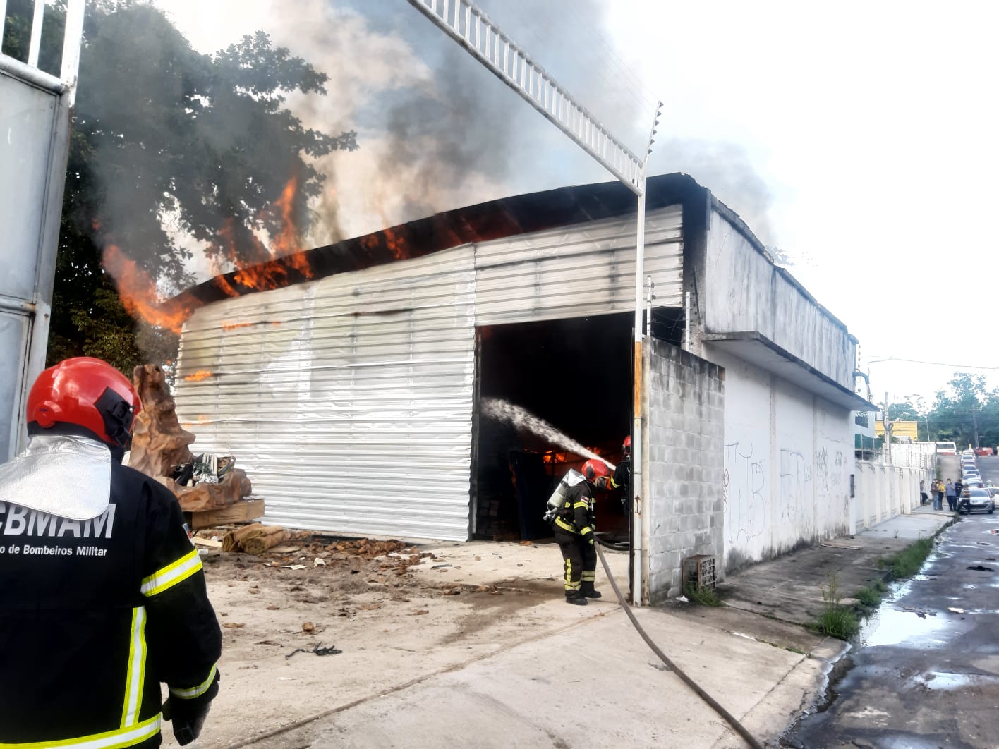 Incêndio consome depósito de igreja em Manaus; vídeo