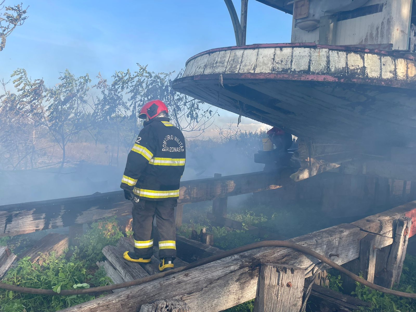 Incêndio atinge orla de Manacapuru e por pouco não consome barcos e estaleiro