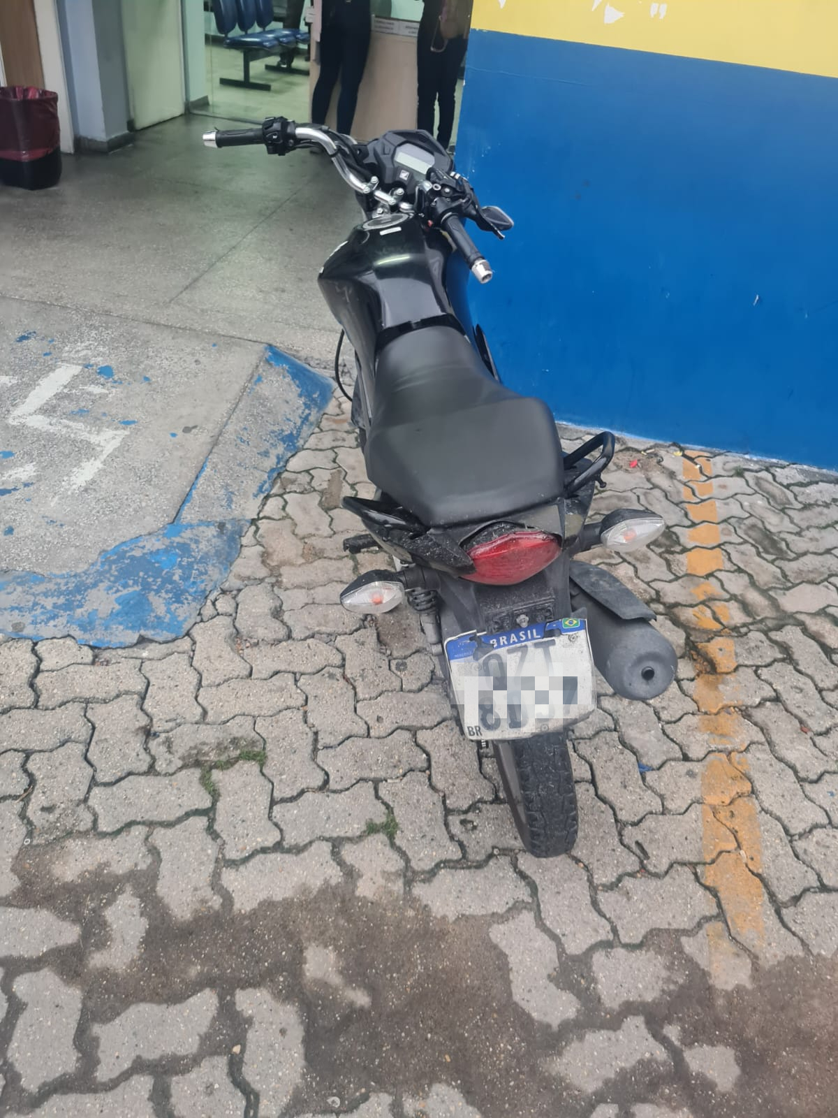 Dupla armada tenta fugir da PM e acaba sofrendo acidente em avenida de Manaus