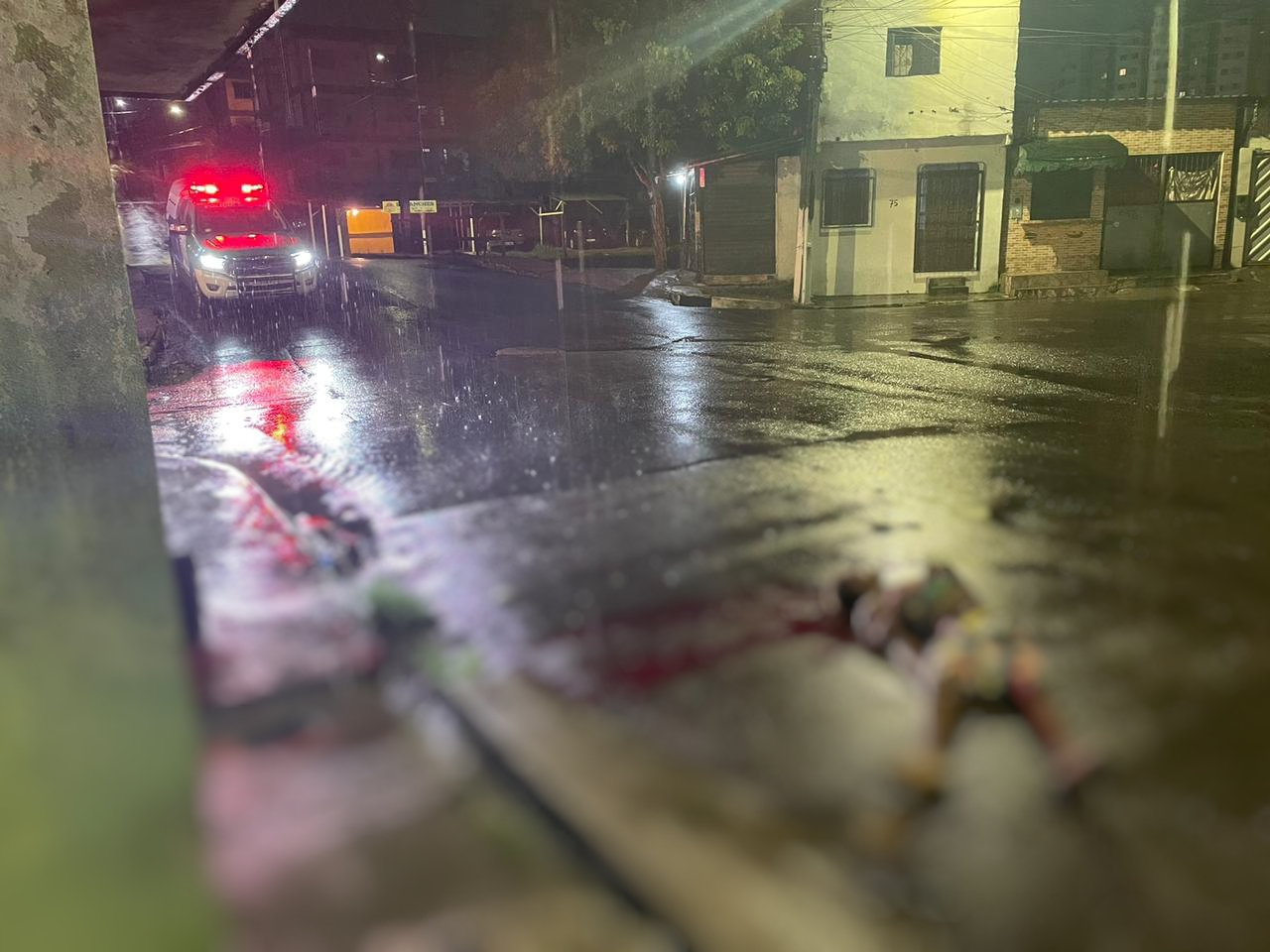 Homem é jogado de carro e executado a tiros durante temporal em Manaus