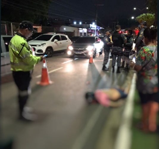 Motociclista morre após bater em carro e ser arremessado em avenida de Manaus