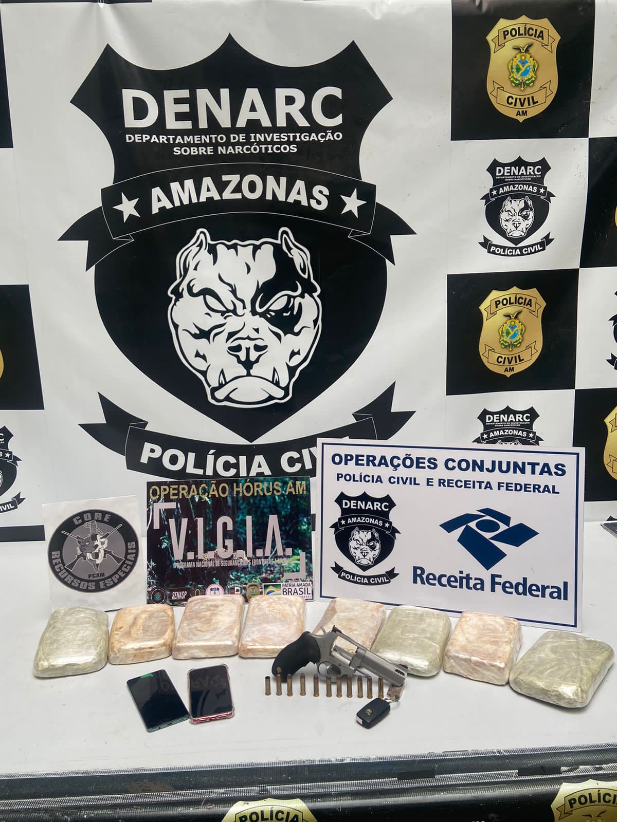 Homem é preso com arma e 8kg de drogas na AM-070 no Amazonas