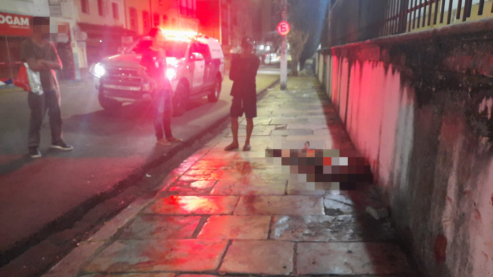 Banhado de sangue, homem é achado morto em calçada no Centro de Manaus 