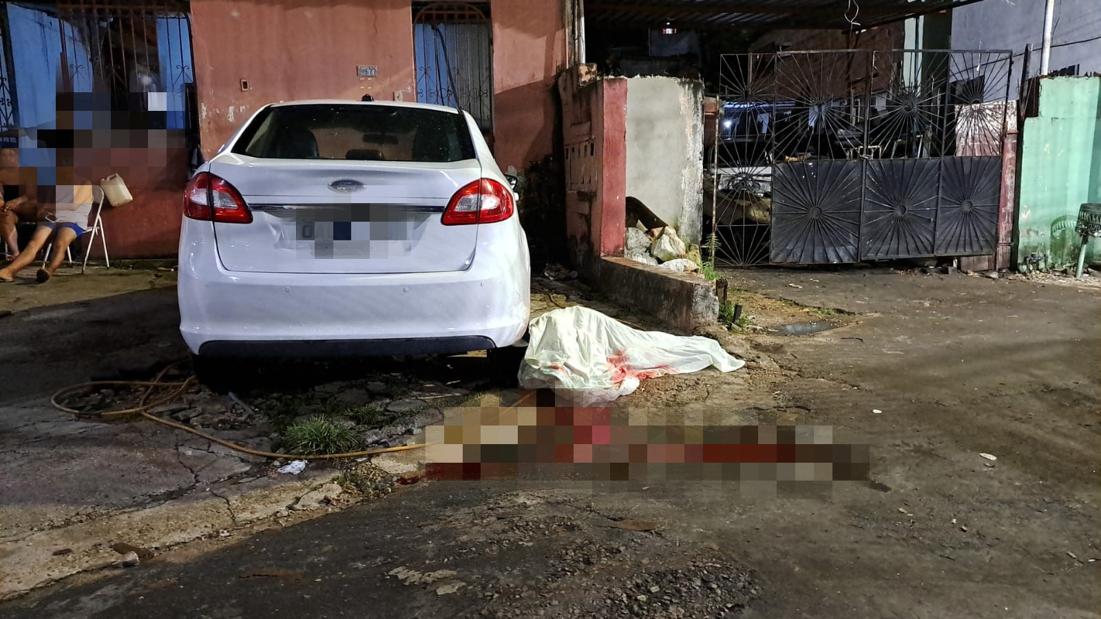 Homem é crivado de tiros enquanto lavava carro em Manaus