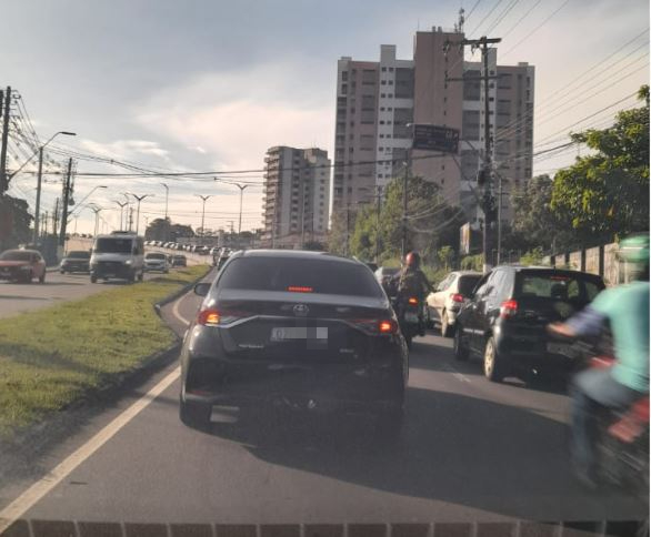 Ônibus em pane mecânica trava trânsito e causa caos em avenida de Manaus