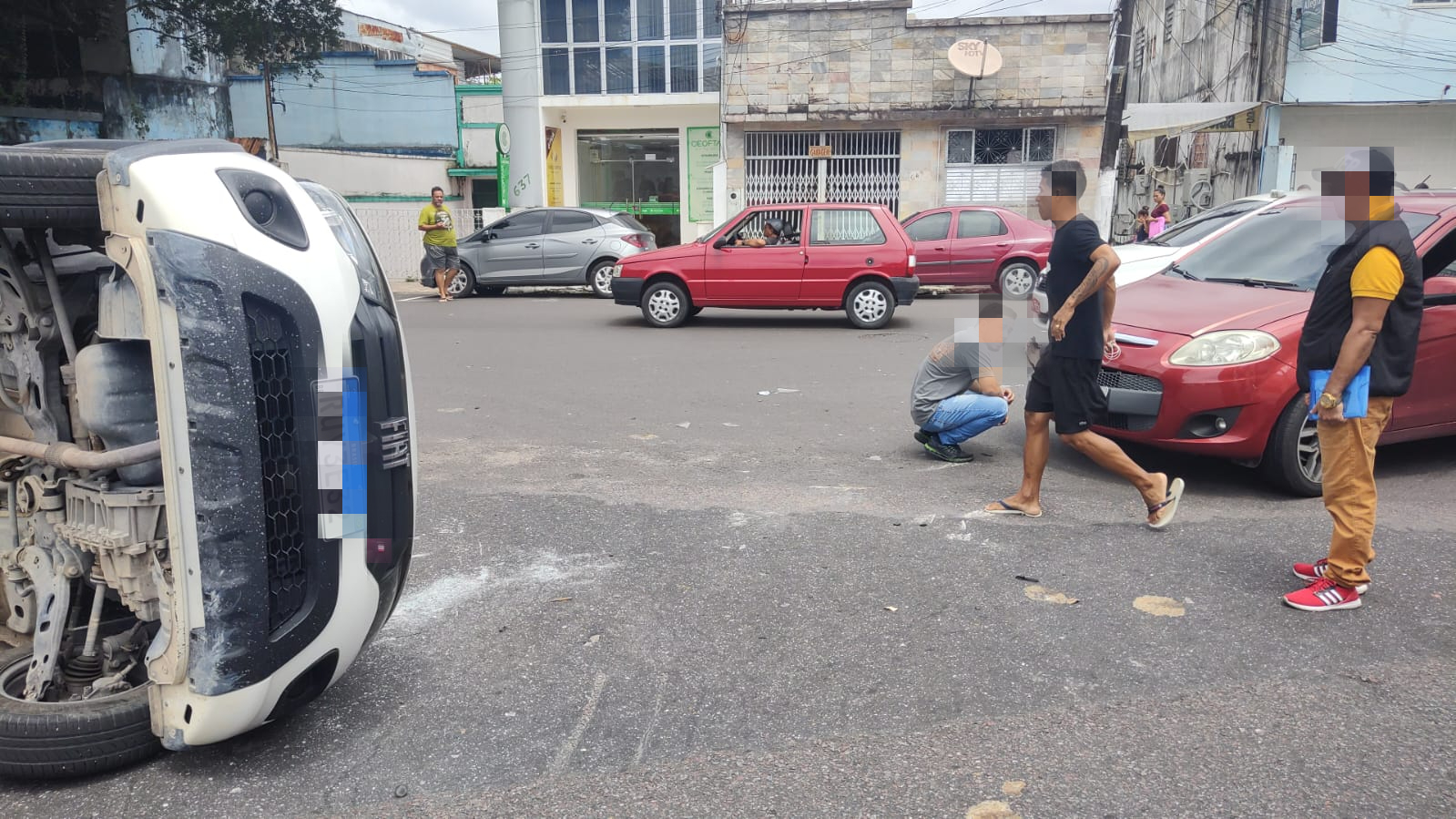 Acidente: Carro capota e motorista ferido é socorrido às pressas em Manaus