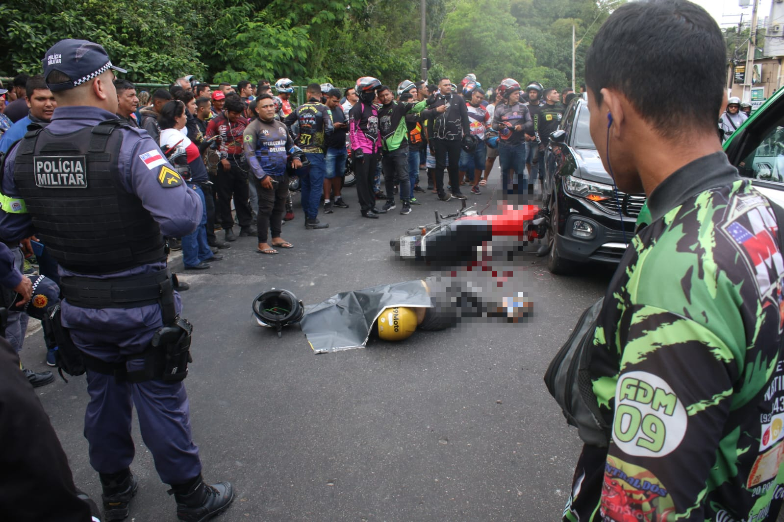 Motociclista de app morre ao ter cabeça esmagada por micro-ônibus em Manaus