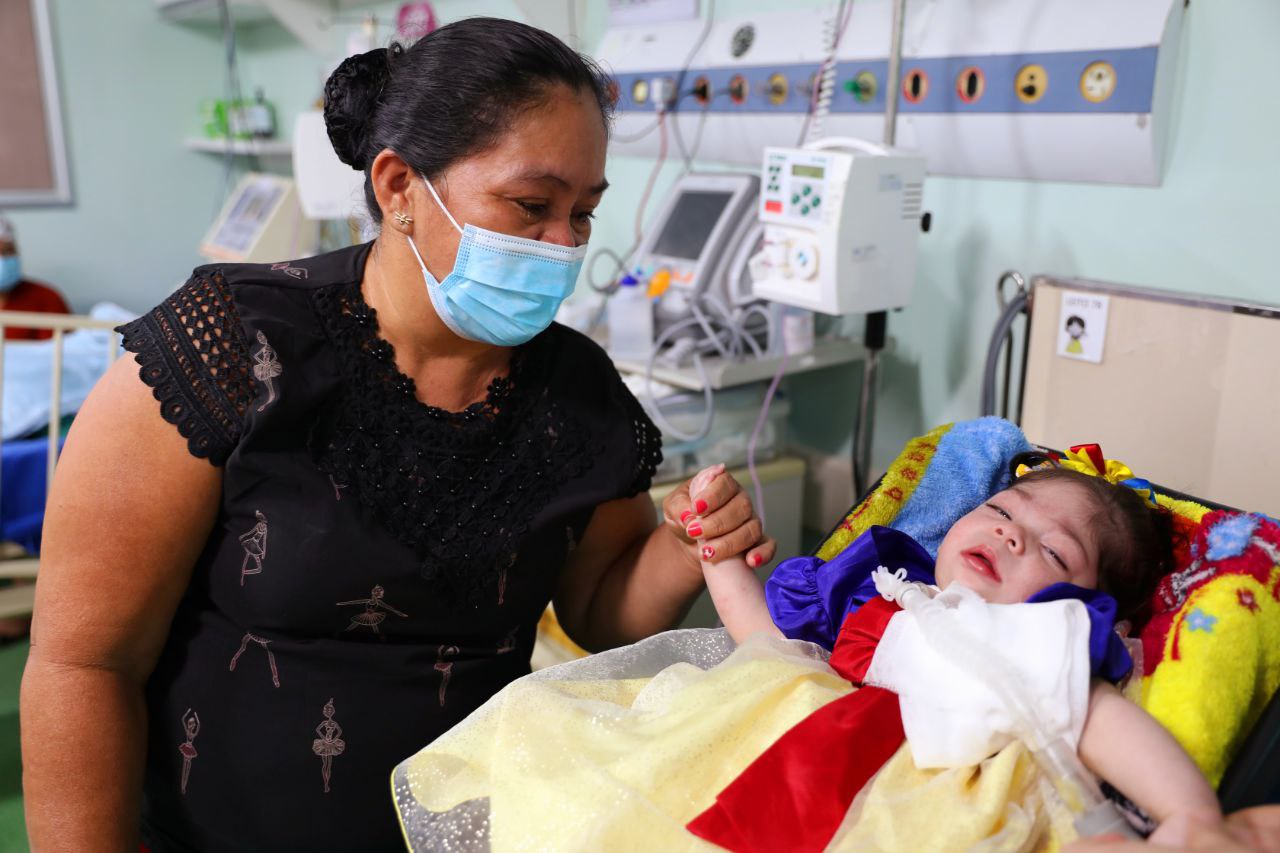 Bebê recebe alta no dia do aniversário após 2 anos de internação em Manaus