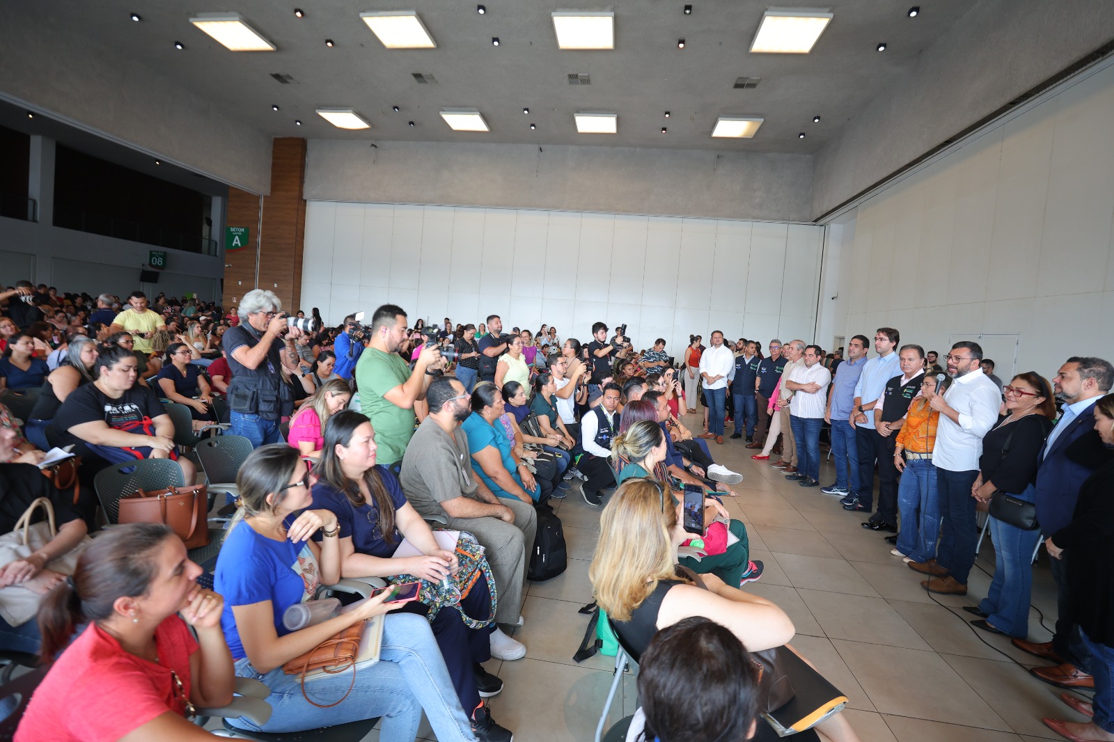 Governador acompanha etapa final da contratação direta de 1,7 mil enfermeiros em Manaus