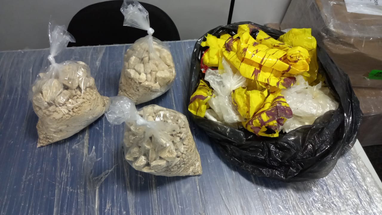 Roupas falsificadas e quase 30kg de drogas são apreendidos em barco no Amazonas