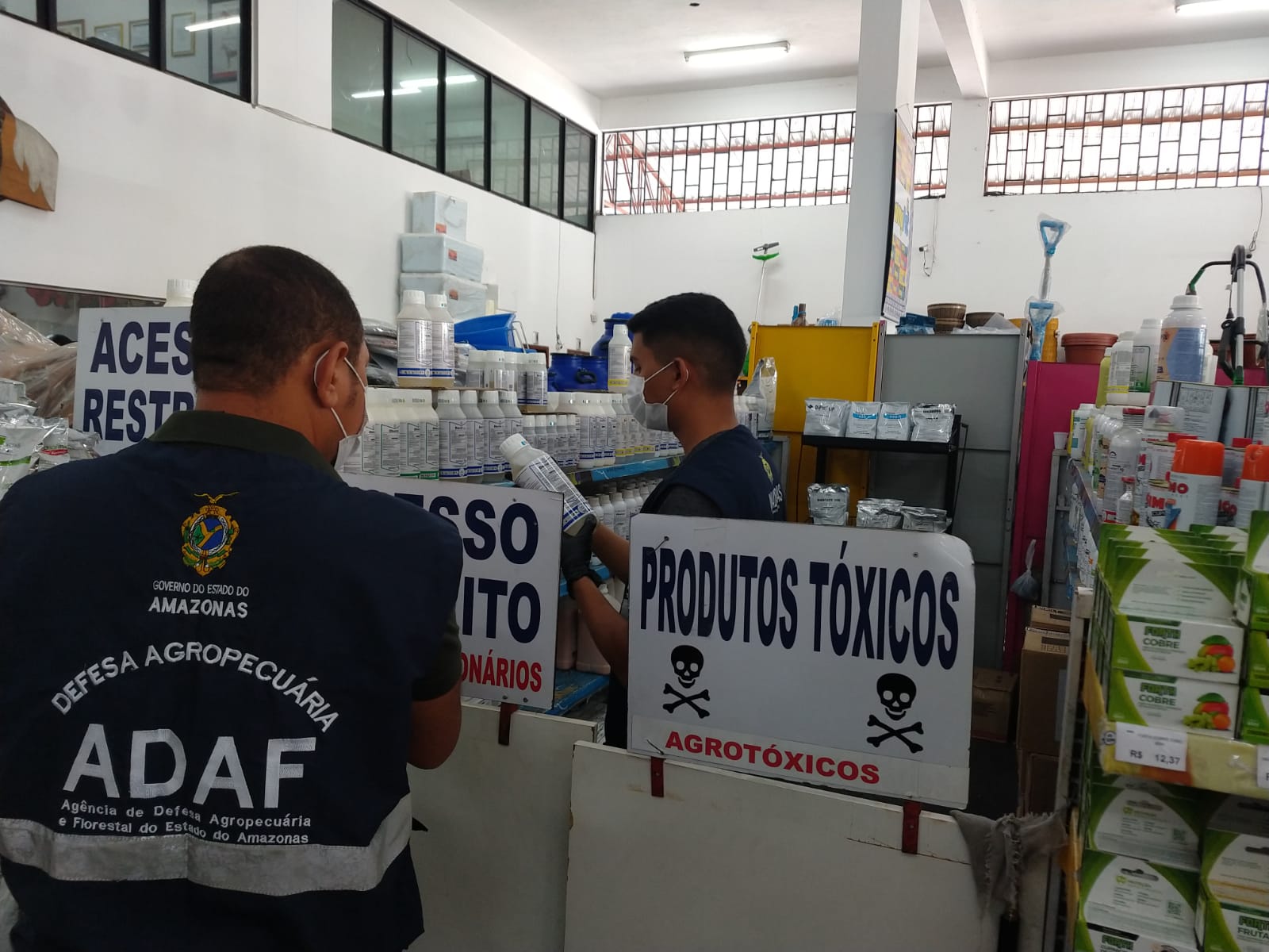 Agrotóxicos comercializados irregularmente são apreendidos no Centro de Manaus