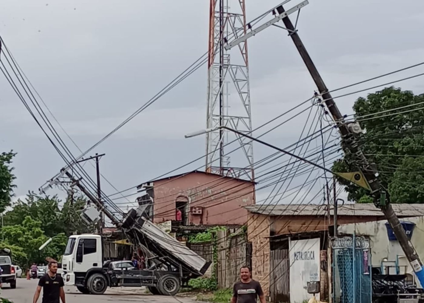 Moradores ficam sem energia após caçamba derrubar postes em avenida de Manaus