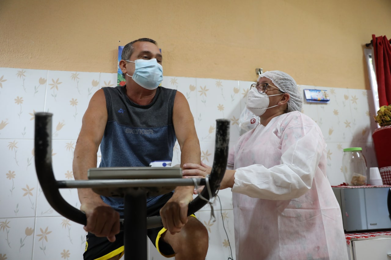 Pacientes de Manaus com sequelas da Covid-19 recebem tratamento em casa