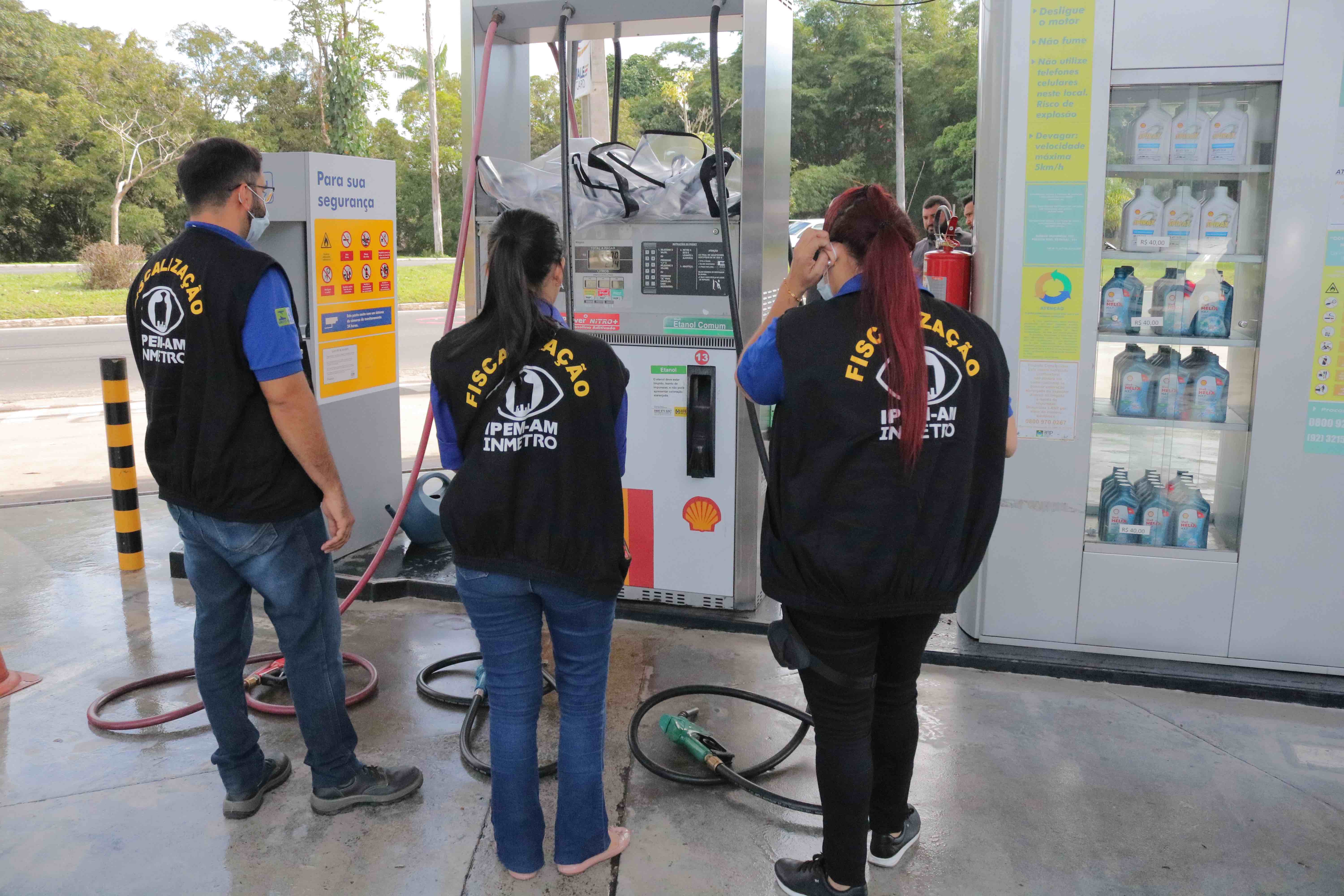 Fiscalização que apura fraudes na venda de combustíveis interdita postos em Manaus
