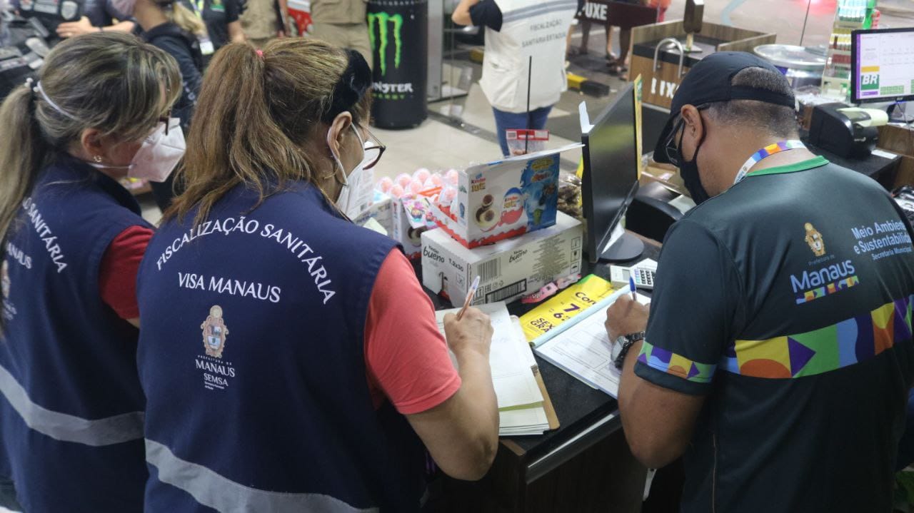 Lojas de conveniência são interditadas durante fiscalização em Manaus  