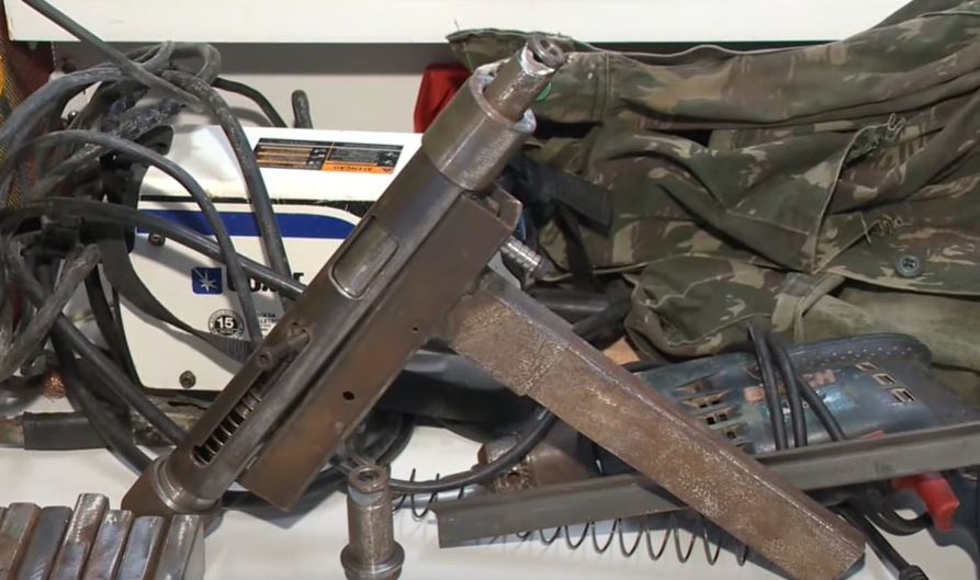 'Consultor do crime' e comparsa são presos em fábrica de armas de facção em Manaus