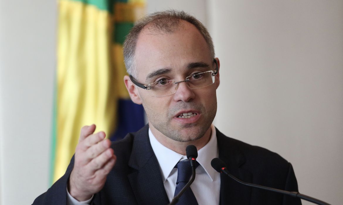 Novo ministro do STF André Mendonça participa de culto em Manaus