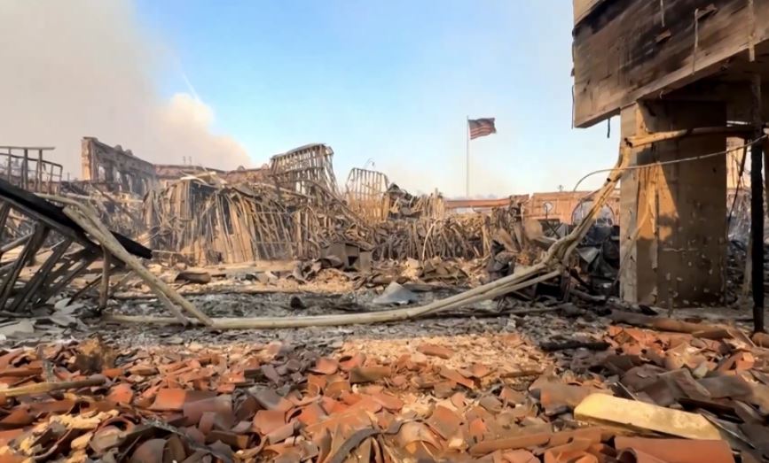 Incêndio em Los Angeles deixa 16 mortos e 13 desaparecidos; fogo está fora de controle