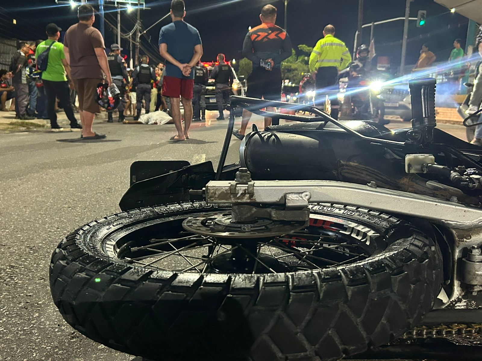 Motociclista de app  se desequilibra e sofre acidente fatal na Av. Max Teixeira 