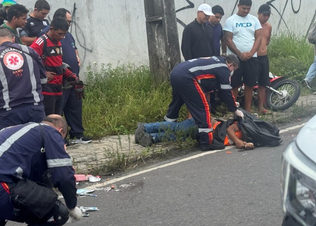 Filha fica ferida e pai morre ao ter cabeça esmagada por caminhão em Manaus