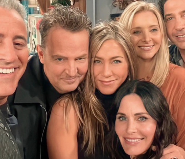 Saiba por que os astros de Friends ainda não comentaram a morte de Matthew Perry