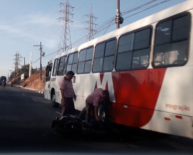 Moto vai parar debaixo de ônibus durante acidente na Av. das Torres