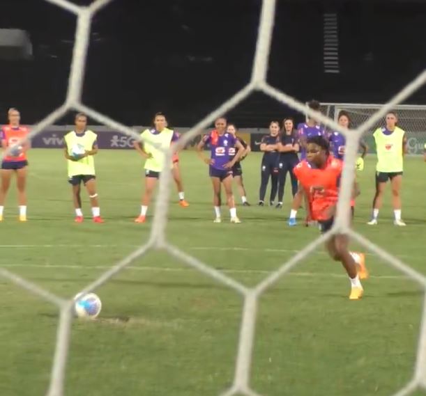 Seleção feminina faz treino aberto antes de enfrentar a Jamaica em Recife