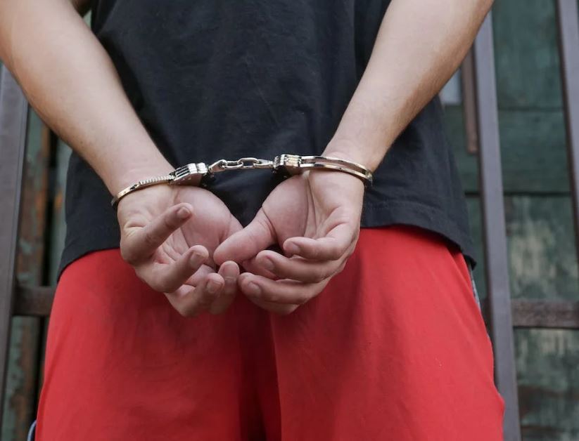 Dupla é presa após assaltar comércio e ameaçar vítima com pistola no Amazonas