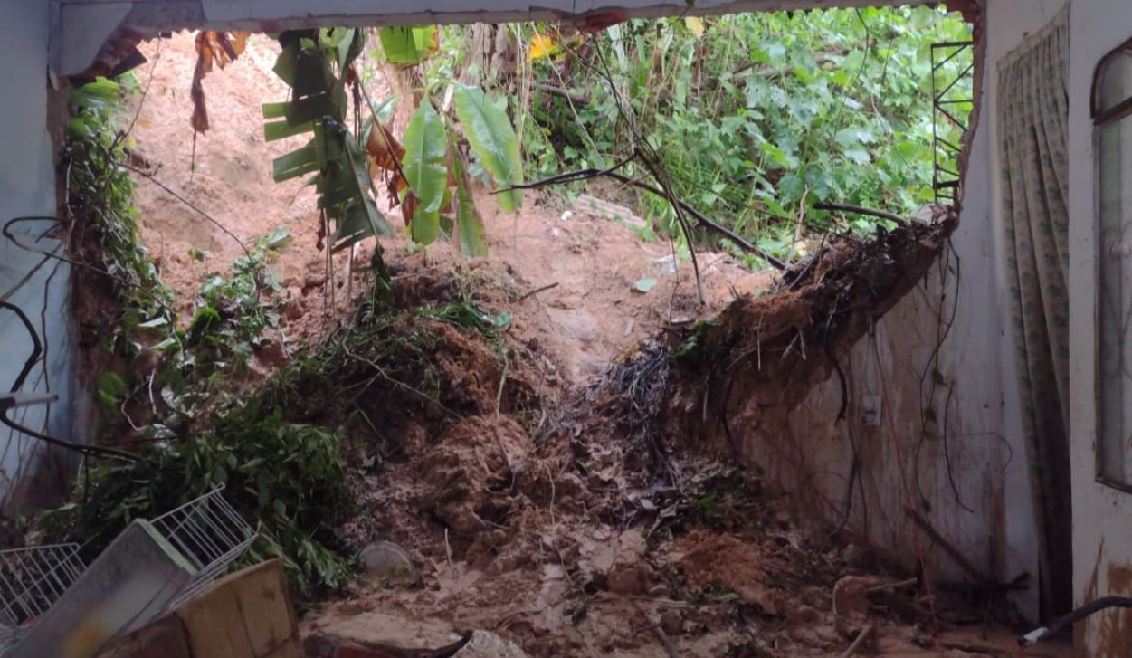 Barranco desliza e destrói parte de casa onde mora criança especial em Manaus