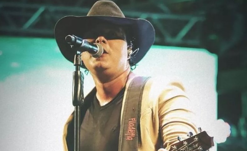 Cantor Aleksandro postou vídeo antes de morrer em acidente neste sábado