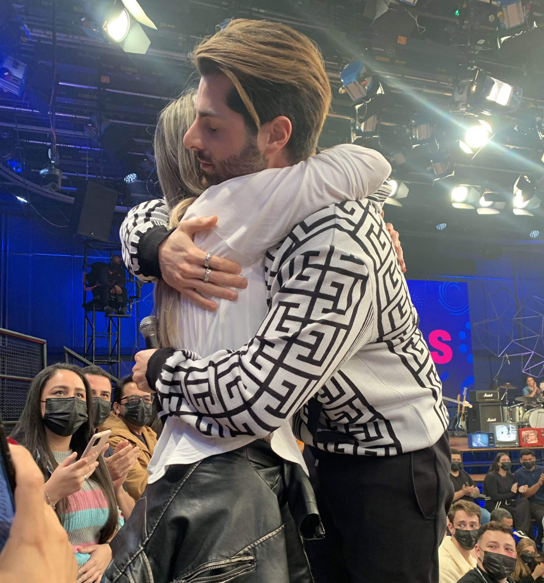 Alok chora no Altas Horas com desabafo de mãe que perdeu filho: 'O sonho da vida dele era você'