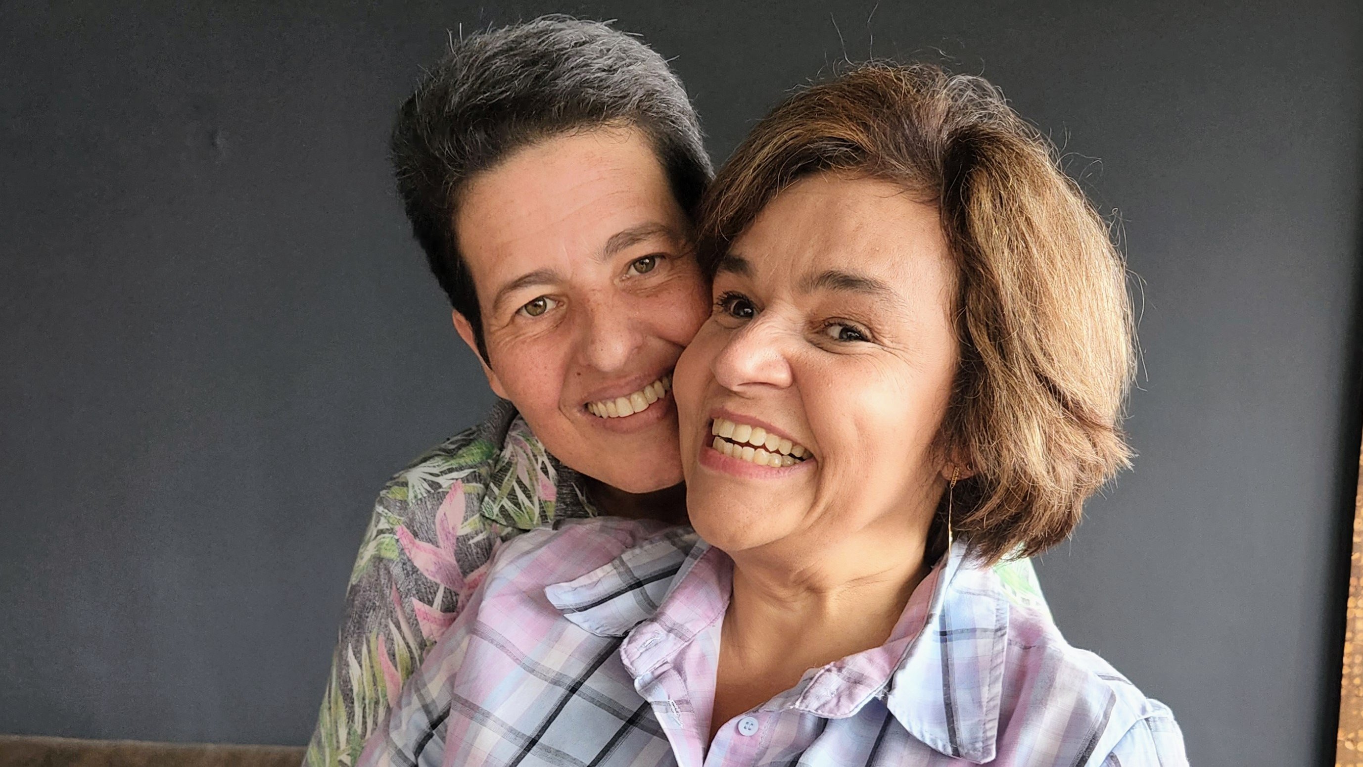 Claudia Rodrigues e Adriane Bonato postam vídeo de beijo no 1º Dia dos Namorados juntas