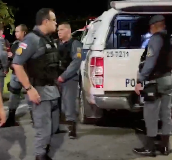 Criminosos capotam carro roubado durante fuga em Manaus