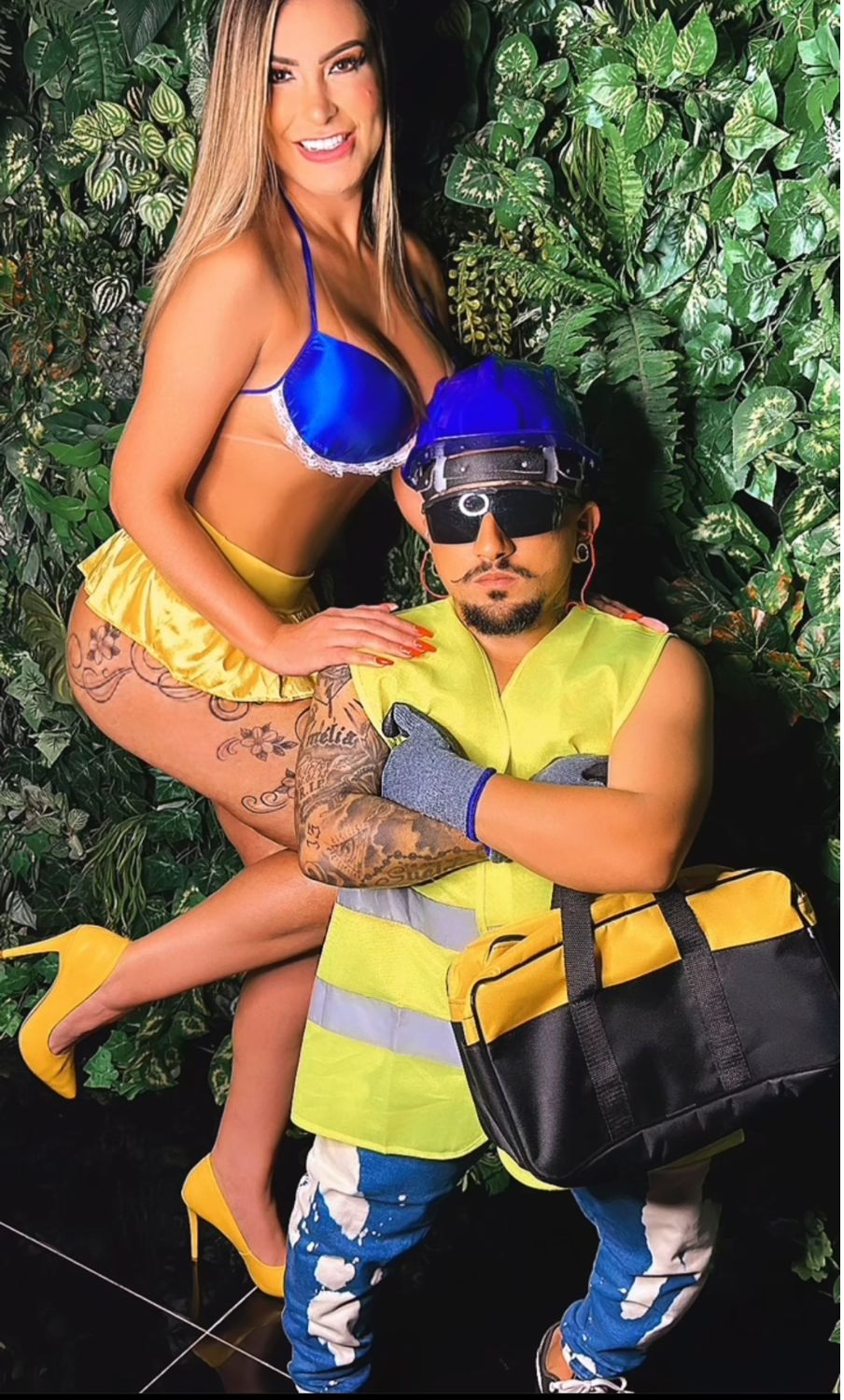 Vestida de Branca de Neve, Andressa Urach faz sexo com anão e filho filma tudo