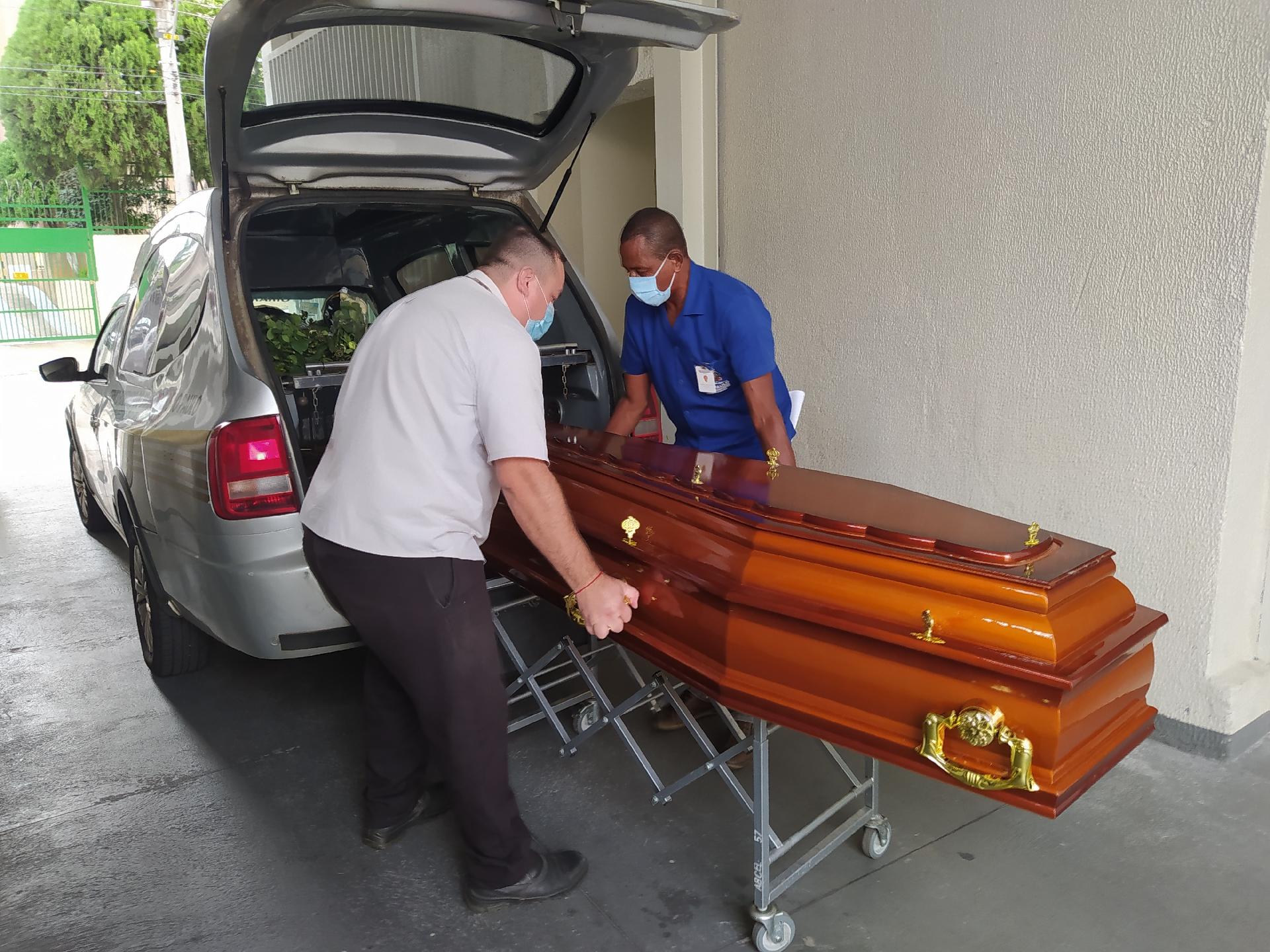 Agentes funerários não serão vacinados nesta fase de imunização em Manaus