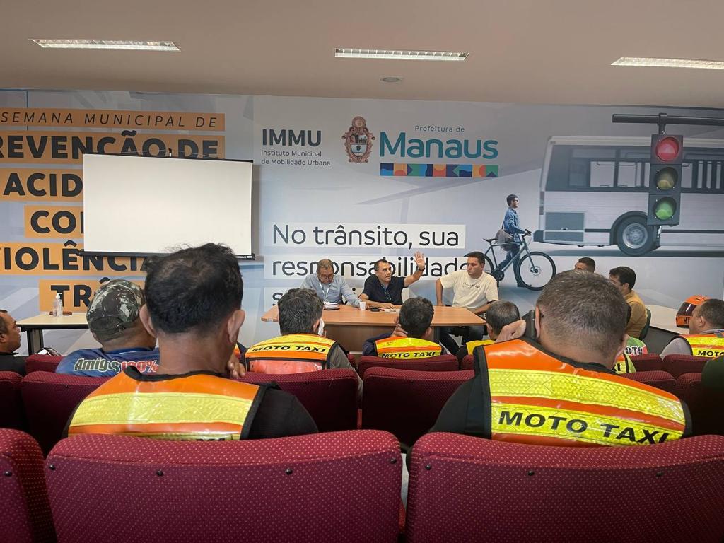 Prefeitura reúne com mototaxistas para discutir melhorias do serviço em Manaus