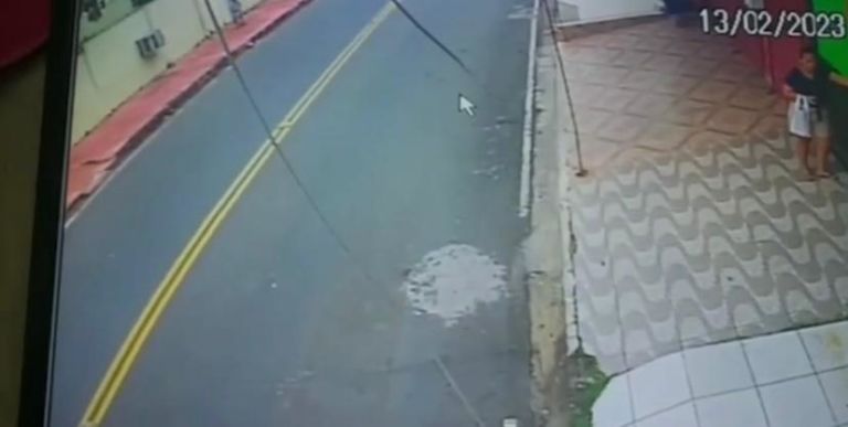 Criminoso chega 'de fininho' e rouba celular de mulher no Amazonas; vídeo