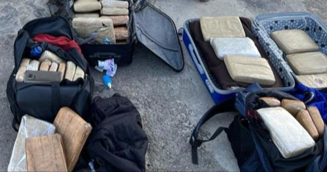 Mulher e outros dois passageiros são presos com 53 kg de drogas em barco no Amazonas