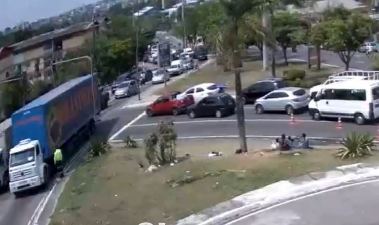 Carreta em pane bloqueia duas avenidas e causa o caos no trânsito em Manaus