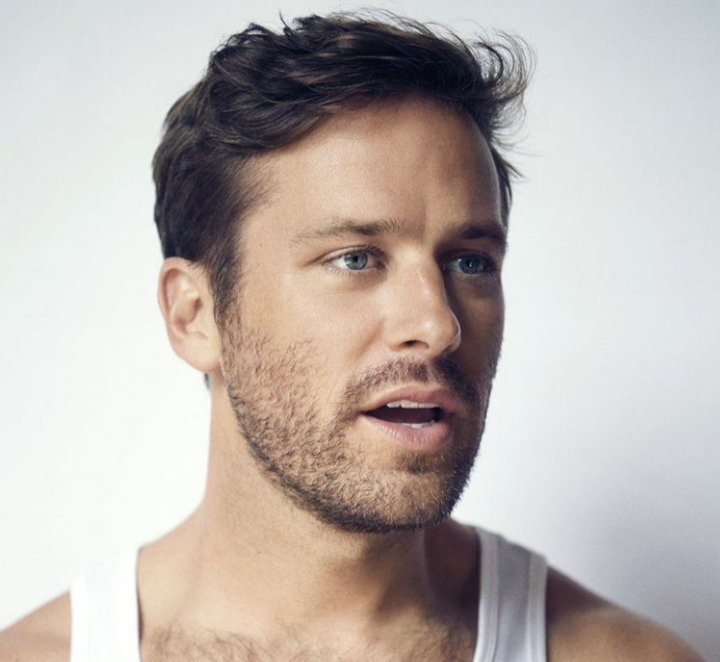 Armie Hammer é flagrado como vendedor de resort em meio a acusações de canibalismo e abuso
