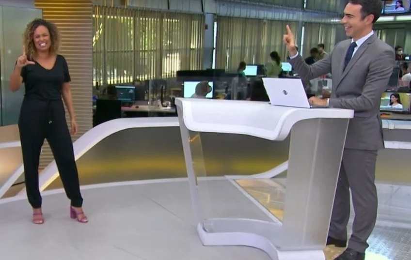 César Tralli faz ‘L’ com a mão durante Jornal Hoje e chama atenção de telespectadores