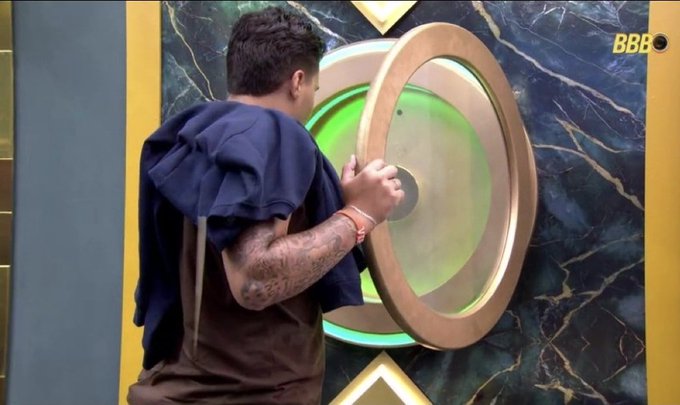 Pedro desiste do BBB após ser acusado de tentar beijar sister à força