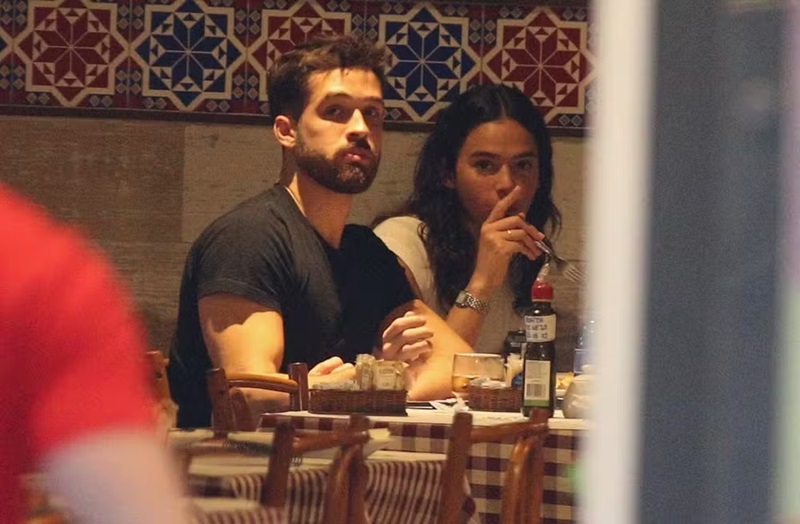 Após término, Bruna Marquezine e João Guilherme são clicados juntos em restaurante