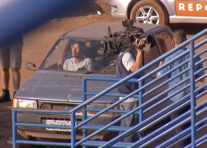 Aterrorizada com serial killer, família dorme em carro na frente de sede da força-tarefa
