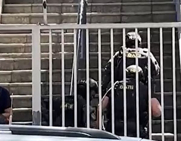 Marido que mantinha esposa como refém dentro de apartamento é morto pela polícia 