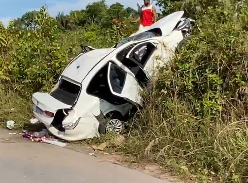 Homem morre e irmão fica ferido após carro bater em barranco e capotar na AM-010