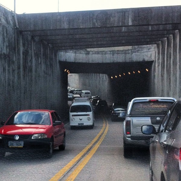 Acidente com ferido deixa trânsito parado na av. Darcy Vargas em Manaus