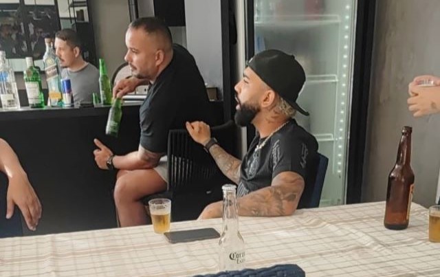 Gabigol é flagrado vestido com camisa do Corinthians e agita web